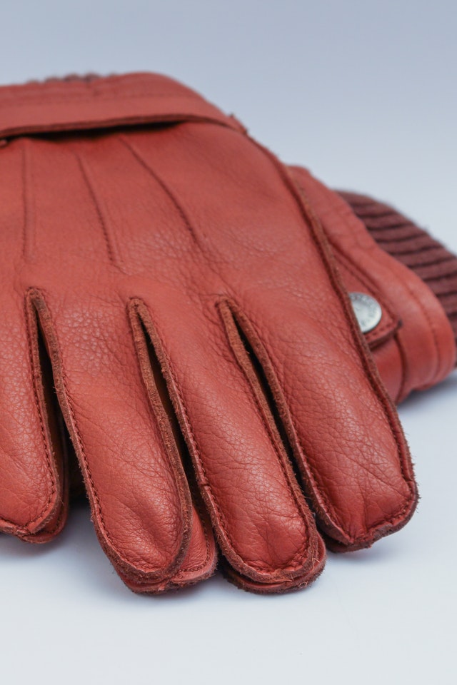 brown-gloves